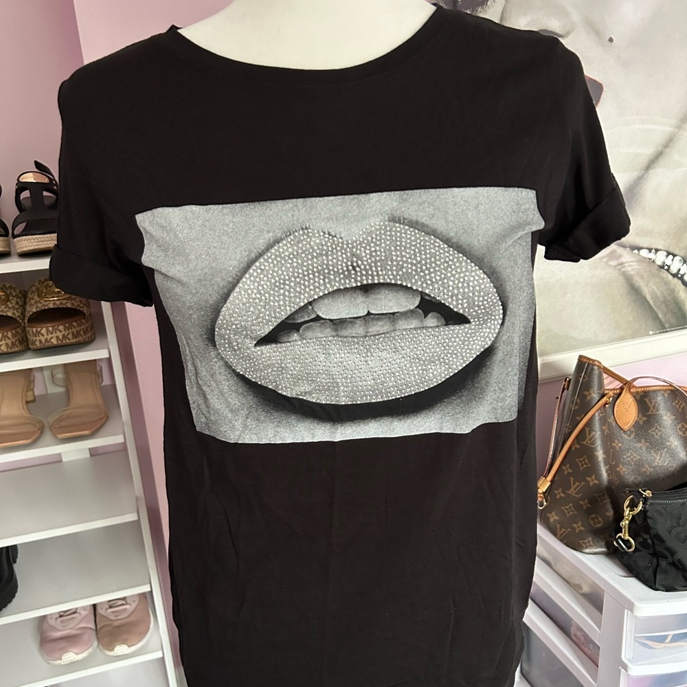 ♠️Guess Black and grey rhinestone lips t-shirt